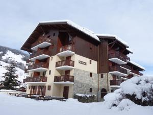 博福特Appartement Arêches-Beaufort, 2 pièces, 6 personnes - FR-1-342-256的前面有雪的大建筑