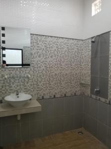 库塔捷鹏塞加拉旅馆的一间带水槽和镜子的浴室