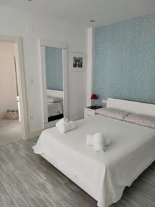 格拉纳达Villa 28 de julio Casa Rural con piscina en Granada的一间卧室设有两张床和蓝色的墙壁