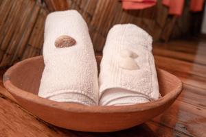 卡诺阿Hostal Olmito Canoa的装满毛巾和袜子的木碗