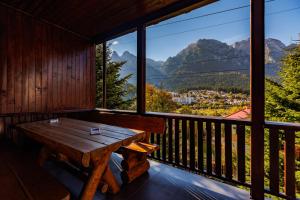 布什泰尼The Bear House 2的客房设有带木桌的山景阳台。
