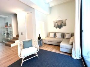 滨海圣波尔Hauzify I Apartaments Sant Pau的客厅配有沙发和椅子