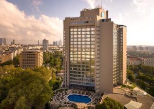 伊斯坦布尔伊斯坦布尔洲际酒店的一座高大的建筑,前面有一个游泳池