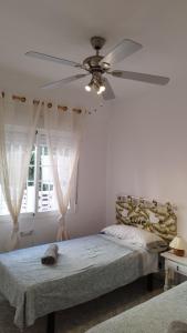 瓜尔达马尔·德尔·塞古拉Sol y Mar I的一间卧室配有吊扇和一张床