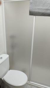 瓜尔达马尔·德尔·塞古拉Sol y Mar I的浴室配有白色卫生间和淋浴。