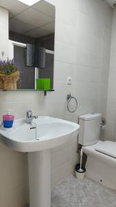 瓜尔达马尔·德尔·塞古拉Sol y Mar I的白色的浴室设有水槽和卫生间。