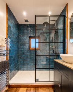 KilmoreCoorie View的浴室设有蓝色瓷砖淋浴。