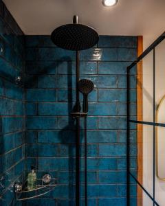 KilmoreCoorie View的浴室设有蓝色砖墙和淋浴。