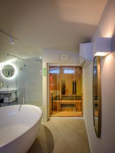 迪温特FINCH Boutique Hotel, downtown的浴室配有白色浴缸和水槽