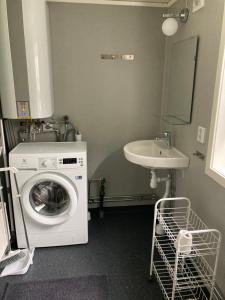 费尔耶斯塔登Ankiborg的洗衣房配有洗衣机和水槽