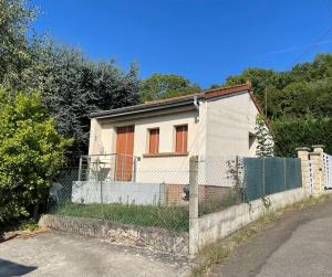 布克Maison avec sous sol indépendant et parking à 2km de Versailles的白色的房子,有橙色的门和栅栏