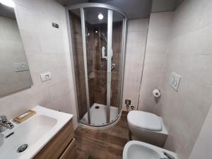 塞斯特雷Moda Apartments 38的带淋浴、卫生间和盥洗盆的浴室