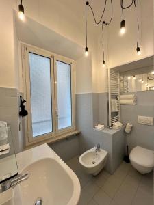 斯培西亚MaMa的白色的浴室设有水槽和卫生间。