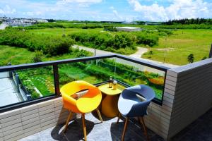 Huxi侣寓 RUN aWAY guesthouse 的设有一个配有桌子和两把椅子的阳台,并享有美景。
