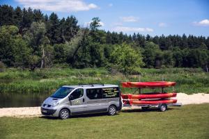 Załęcze MałeResort Stara Wieś的停在拖车旁的一辆面包车,上面有两个冲浪板