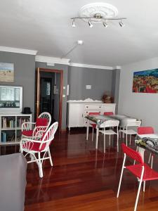 帕德隆A Barca de Pedra的客厅配有红色椅子和桌子