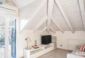 德瓦玛丽娜A casa di Oscar的客厅设有白色天花板和电视。