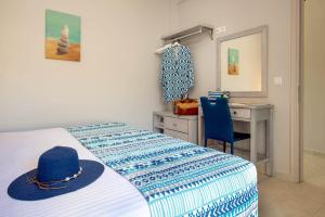 VlachopoulátikaAcacia APT by Aglaia V的一间卧室,配有一张蓝色帽子的床