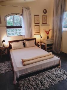 圣保罗CasaMágica SP的一间卧室设有一张大床和窗户