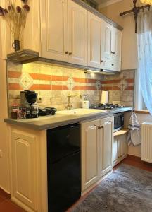 阿拉霍瓦Βoka's House的厨房配有白色橱柜和黑色洗碗机