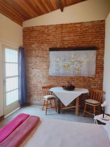 圣保罗CasaMágica SP的配有桌椅和砖墙的房间