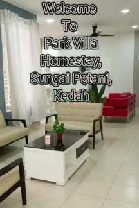 双溪大年Park Villa Homestay的客厅,上面有标志,欢迎客人进入公园别墅