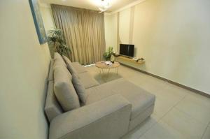 科威特诺贝洛斯公寓式酒店的客厅配有沙发和桌子
