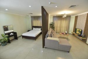 科威特诺贝洛斯公寓式酒店的客厅配有床和沙发