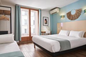 巴黎Hôtel Kabanel by Happyculture的酒店客房设有两张床和窗户。