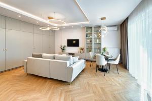 罗兹Wyjątkowy Taupe Apartament w centrum Łodzi的客厅配有白色的沙发和桌子
