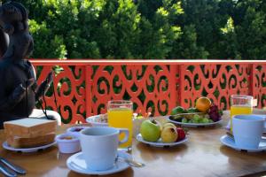 普埃布拉Hostal Talavera的一张桌子,早餐包括水果和橙汁