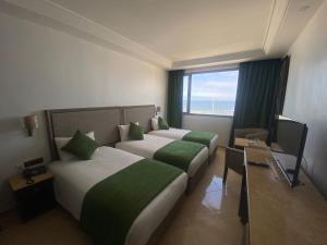 卡萨布兰卡蓝色海岸酒店 的酒店客房设有两张床和窗户。