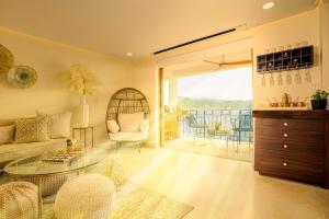 巴亚尔塔港Sunscape Residence Tower的带沙发和玻璃桌的客厅