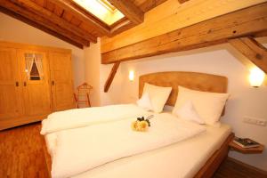 巴特欣德朗Ferienwohnungen Hennenmühle的一间卧室配有一张带南瓜的床