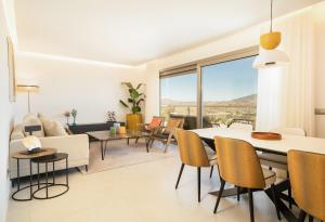 马拉加Stunning 3 Bedroom Penthouse in La Cala Golf, Mijas的客厅配有桌椅