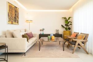 马拉加Stunning 3 Bedroom Penthouse in La Cala Golf, Mijas的客厅配有沙发和桌子