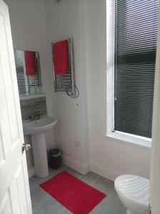 利物浦Victorian Renovation Room 3的白色的浴室设有水槽和卫生间。