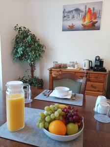 利物浦Victorian Renovation Room 3的一张桌子,上面放着一碗水果和一瓶橙汁