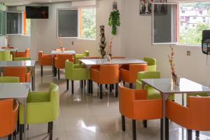 瓦乌奇南戈Hotel Yekkan的用餐室配有桌椅
