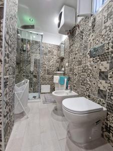 塔兰托La casa di Teresa的一间带卫生间和淋浴的浴室
