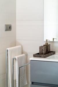 马拉加Stunning 3 Bedroom Penthouse in La Cala Golf, Mijas的白色的浴室提供毛巾和毛巾架