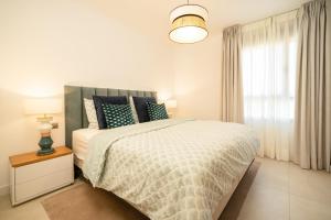 马拉加Stunning 3 Bedroom Penthouse in La Cala Golf, Mijas的一间卧室设有一张大床和一个窗户。