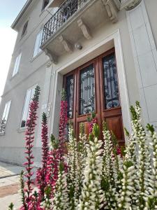 皮耶韦迪索利戈VILLA MARGHERITA的房子前面的一束鲜花
