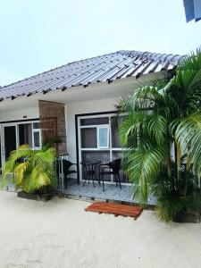 瓜隆岛WHITE SAND ARK RESORT的前面有棕榈树的房子