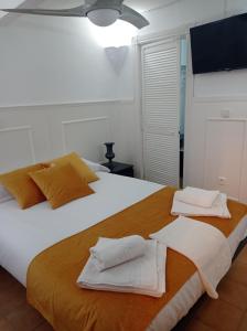 乌贝达La Casita的一间卧室配有一张大床和毛巾