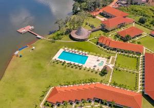 SauceBella Terra Laguna Azul Resort & Spa的享有带游泳池的房屋的空中景致