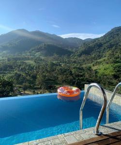 彭亨TUAH AND KASTURI D MANGGIS JANDA BAIK PRIVATE SWIMMING POOL MAGNIFICENT HILL VIEW 2 Different unit的山景游泳池