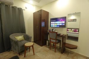 瑞诗凯诗Perfect Stayz Aiims - Hotel Near Aiims Rishikesh的客房设有书桌、椅子和床。