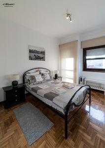 波尔图Maria's Apartment的一间卧室配有一张床,铺有木地板