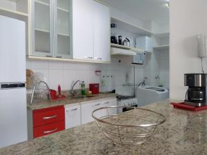 萨尔瓦多Ver o Mar - Rio Vermelho的厨房配有白色橱柜和柜台。